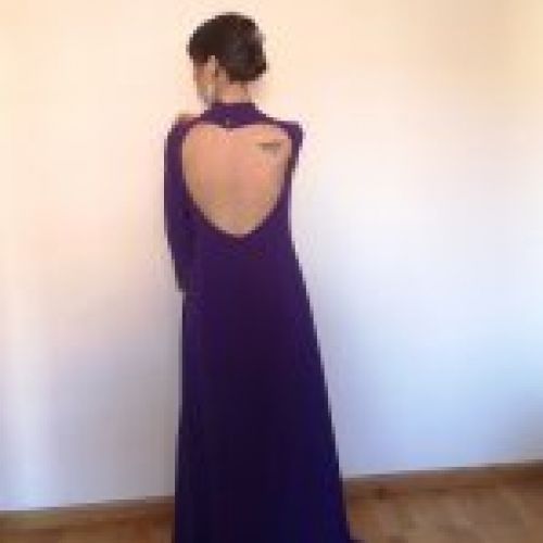 Vestido largo morado espalda al aire con detalles dorados