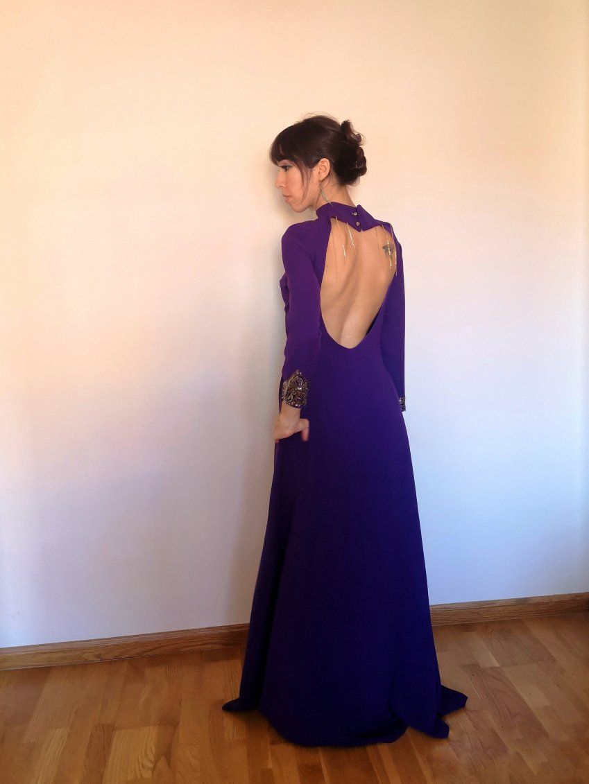 Vestido largo morado espalda al aire
