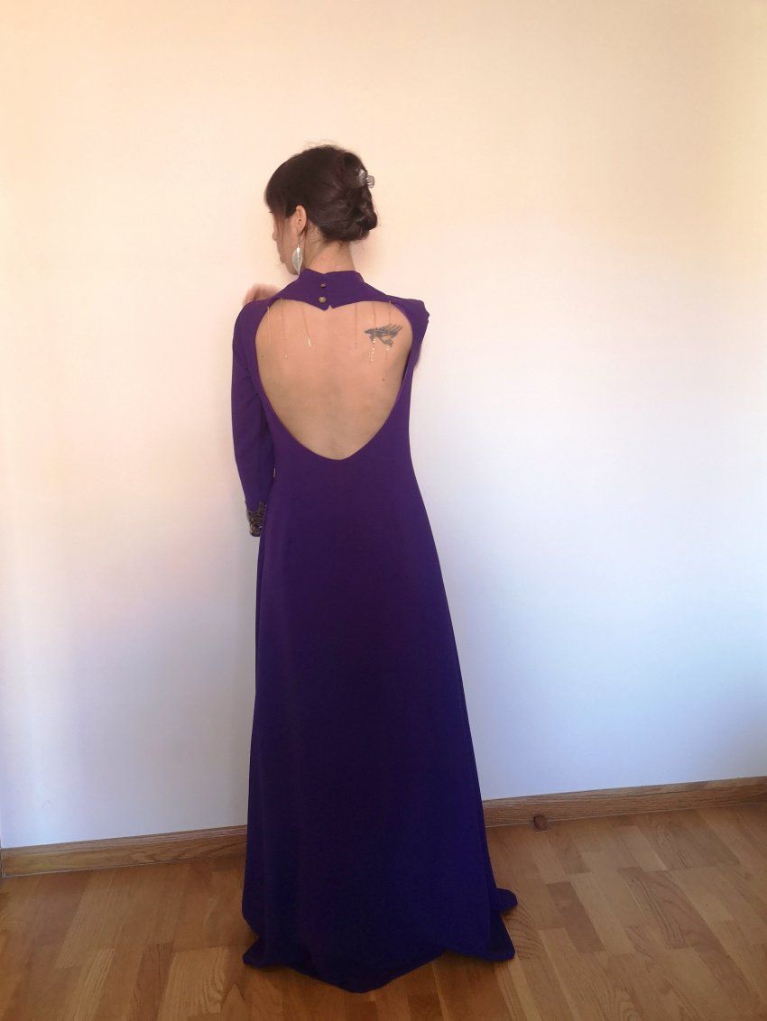 Vestido largo morado espalda al aire con detalles dorados