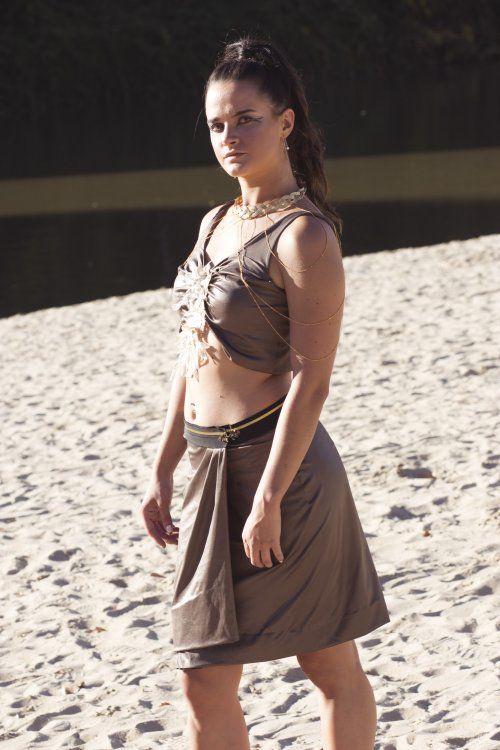 No pierdas la oportunidad de lucir radiante y sofisticada este verano con nuestro conjunto de crop top y falda corta de punto en color ocre con detalles dorados.
Diseñado para brindar estilo y comodidad en igual medida, este conjunto es la elección ideal para cualquier ocasión veraniega.
El ajuste ceñido del crop top resalta tu figura y los detalles dorados añaden un toque de glamour. Mientras tanto, la falda corta te permitirá moverte libremente y su longitud es perfecta para los días cálidos.
¡Completa tu look con este conjunto que complementa tu belleza de manera perfecta!
La modelo lleva la talla 38.